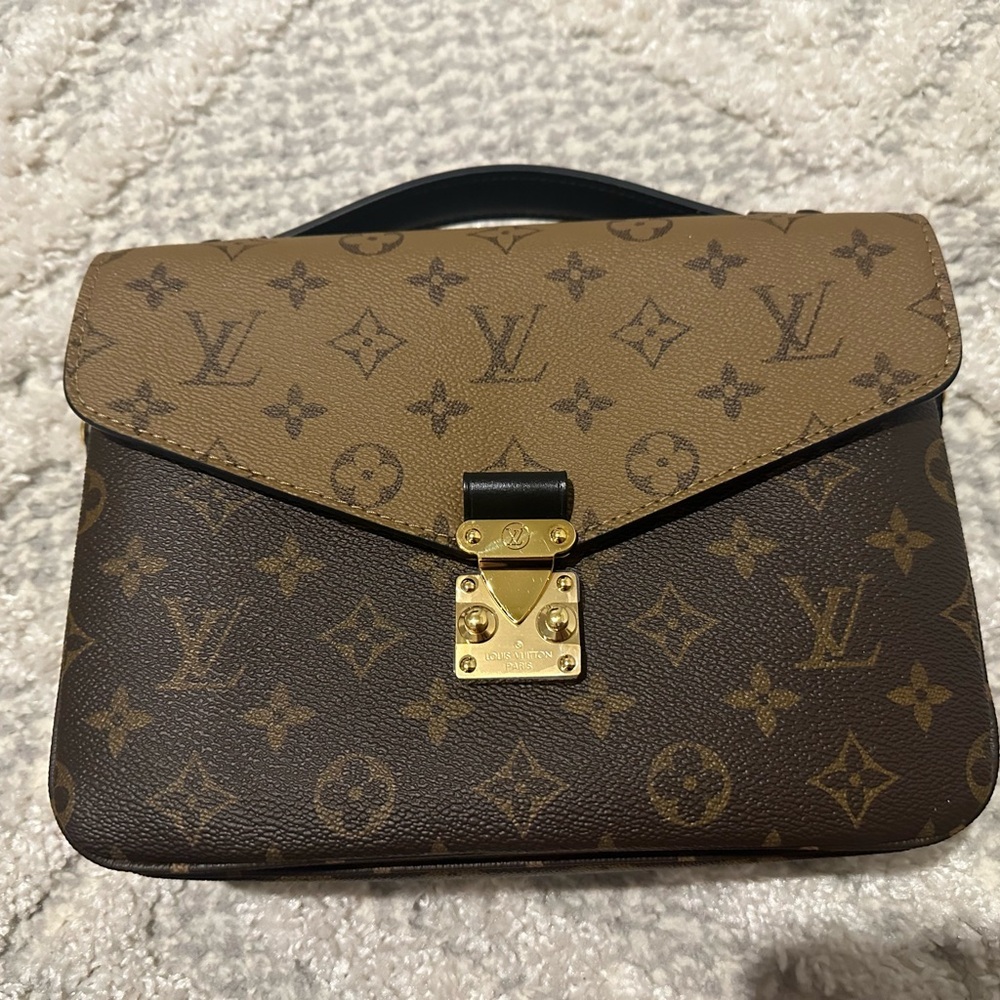Louis Vuitton Pochette Metis Reverse